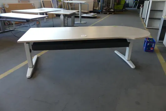 Steelcase - Manually height-adjustable desk