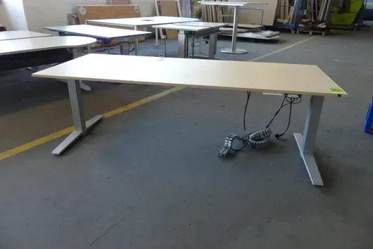 König + Neurath - Bureau à hauteur réglable électrique