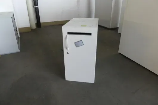 Schrank mit Einwurfschlitz, abschließbar