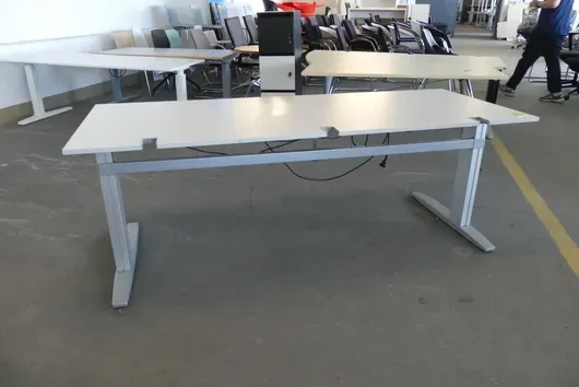 Bureau à hauteur réglable électriquement