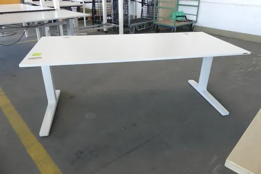 Vario - Manually height-adjustable desk