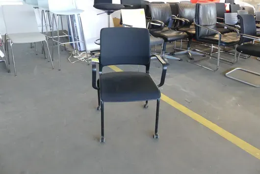 Besucherstuhl mit Armlehnen, auf Rollen