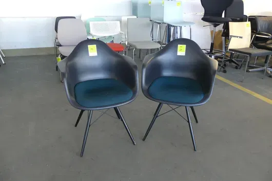 2x Vitra. - Fauteuil à accoudoirs, avec coussin d'assise