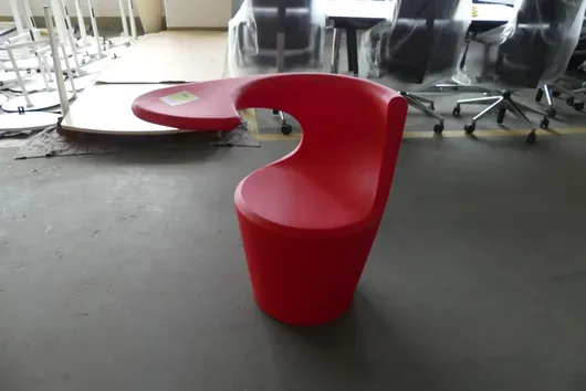 Sessel mit integrierter Ablage