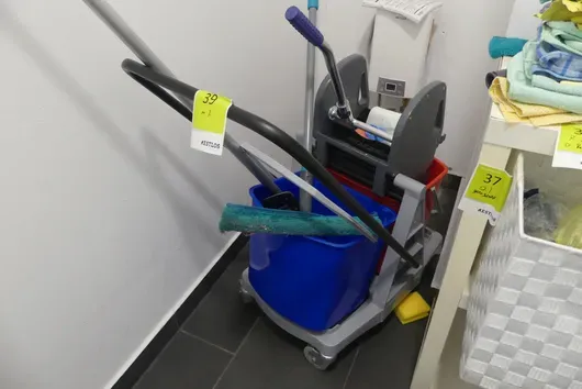 Čisticí vozík, s obsahem