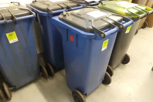 2x Poubelle, avec contenu