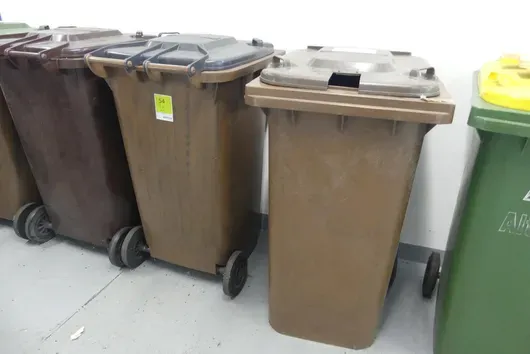 2x Mülltonne, mit Inhalt