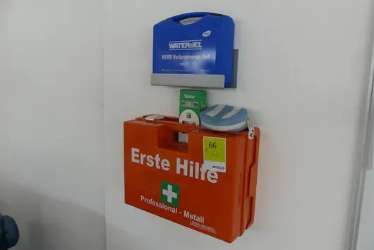 2x Erste-Hilfe-Kasten