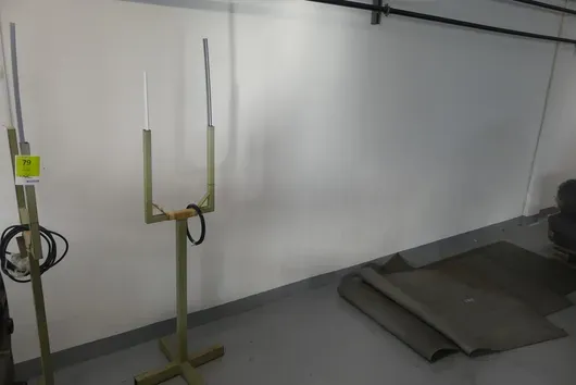 2x metal stands with rubber mats