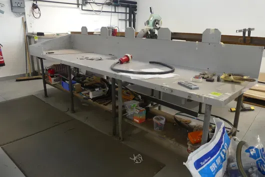 Établi d'atelier, avec contenu