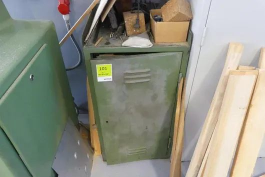 Armoire d'atelier, avec contenu