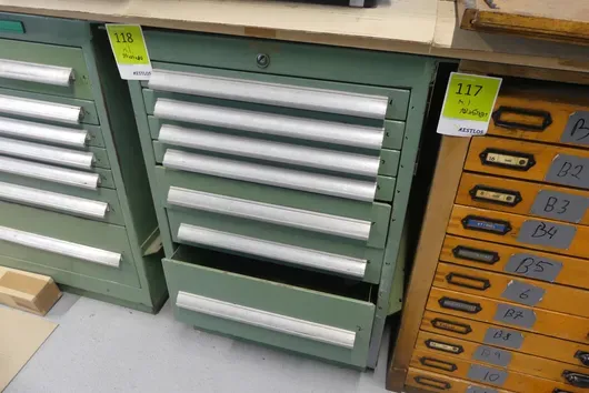 Armoire à tiroirs, avec contenu
