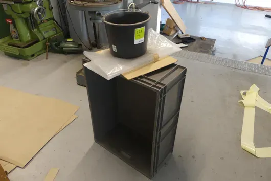 Caisse avec seau