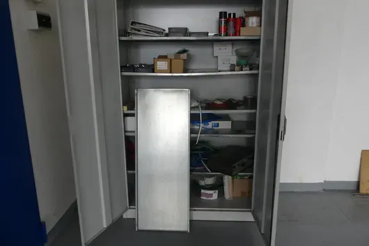 Metallschrank, mit Inhalt