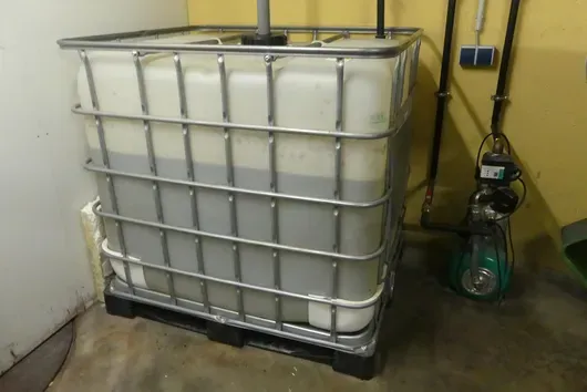 IBC avec contenu et pompe