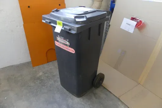 Poubelle, avec contenu