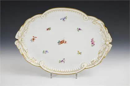 Plat ovale avec poignées en ruban et peinture de fleurs dispersées. Meissen
