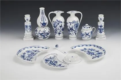 11 porcelanowych przedmiotów wzór cebulowy. Meissen