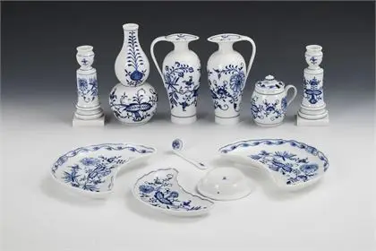 11 porcelánových předmětů cibulový vzor. Meissen