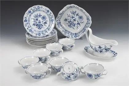 18 dílů jídelního servisu cibulový vzor. Meissen