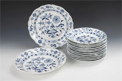 12 Zwiebelmuster-Speiseteller und 2 -Gemüseteller. Meissen