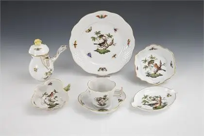 7 porcelain items with Rothschild decor. Herend