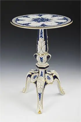 Table en porcelaine avec décor floral. Schierholz