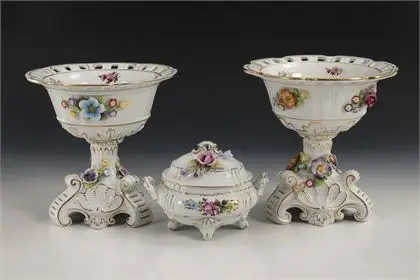 2 coupes sur pied et 1 boîte avec décor floral. Schierholz
