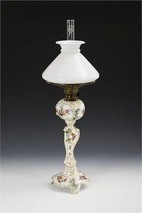 Petrolejová lampa s květinomalbou. Thieme