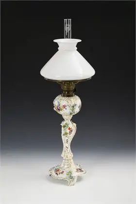 Petrolejová lampa s květinomalbou. Thieme