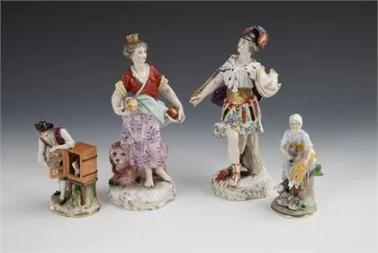 2 mythologische Figuren und 2 Bauernfiguren