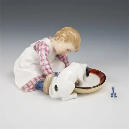 Figure Art nouveau : Enfant avec chien. Meissen