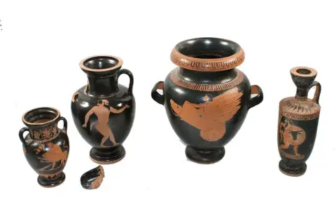 Etruscan replicas. – Collection of 7 vessels with red-figure painting