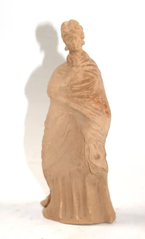 Tanagra Figur. – Wohl Replik einer hellenistischen Figur aus Terracotta