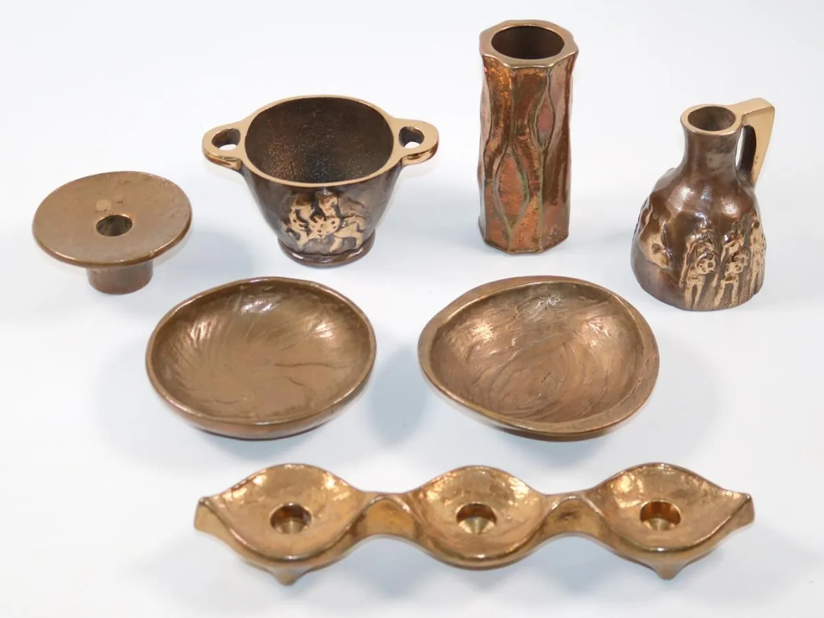 Brutalismus. – 7 Objekte aus Bronzeguss der 60er u