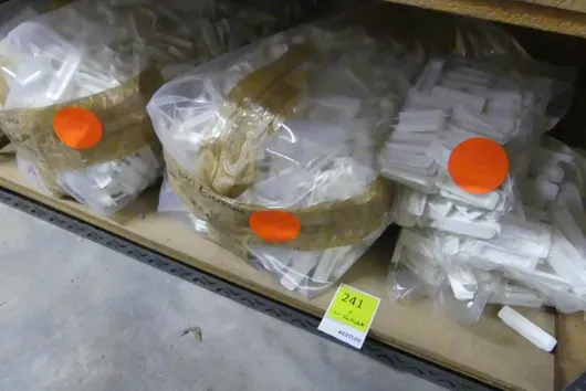 1x Obsah přihrádky sada kování a úchytů na nábytek