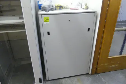 Armoire d'atelier, avec contenu