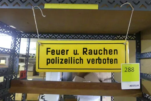 Schild "Feuer u. Rauchen polizeilich verboten"