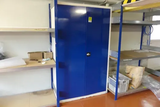 Kovová skříň, s obsahem