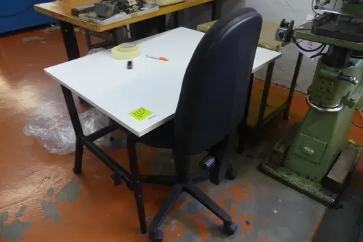 Tisch mit Bürostuhl und Rollwagen
