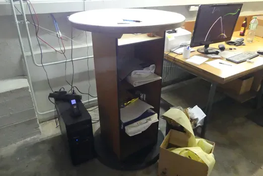 Vysoký stůl s obsahem