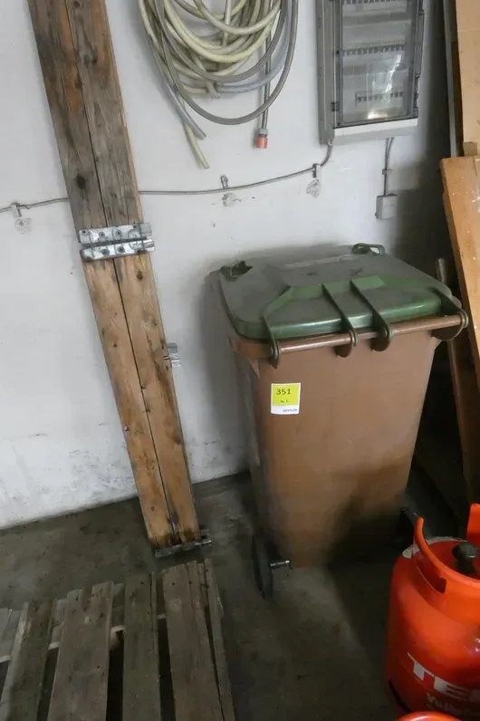 Afvalcontainer met inhoud