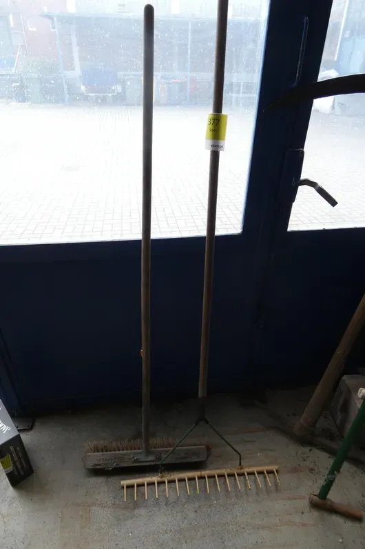 2x nástroje s násadou