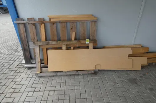Sada dřeva a žlutá vana
