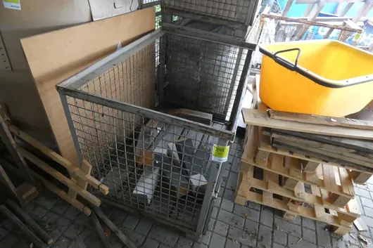 Gitterbox mit Inhalt