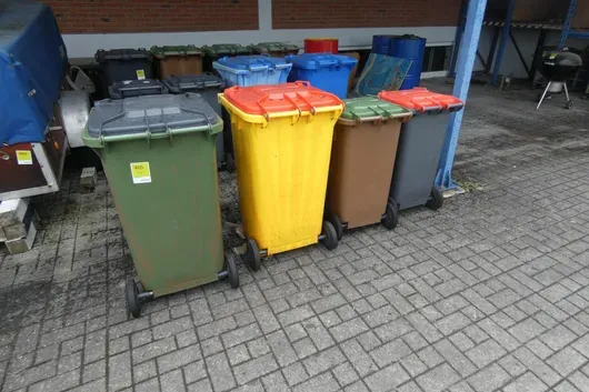 4x popelnice, s obsahem
