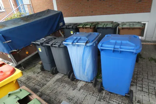 4x poubelle, avec contenu