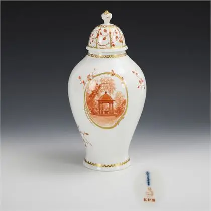 Vase couvert avec peinture corail. KPM Berlin