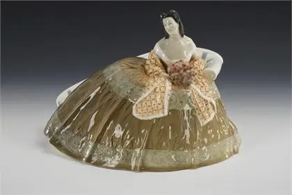 Grande figurine Art nouveau : Dame assise en crinoline. KPM Berlin