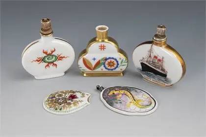 3 flacons de parfum et 2 pendentifs